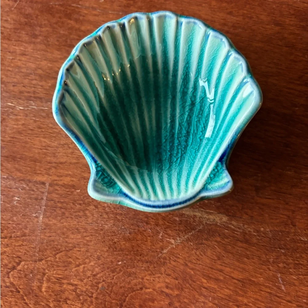 The Unbranded Brand tiny clamshell